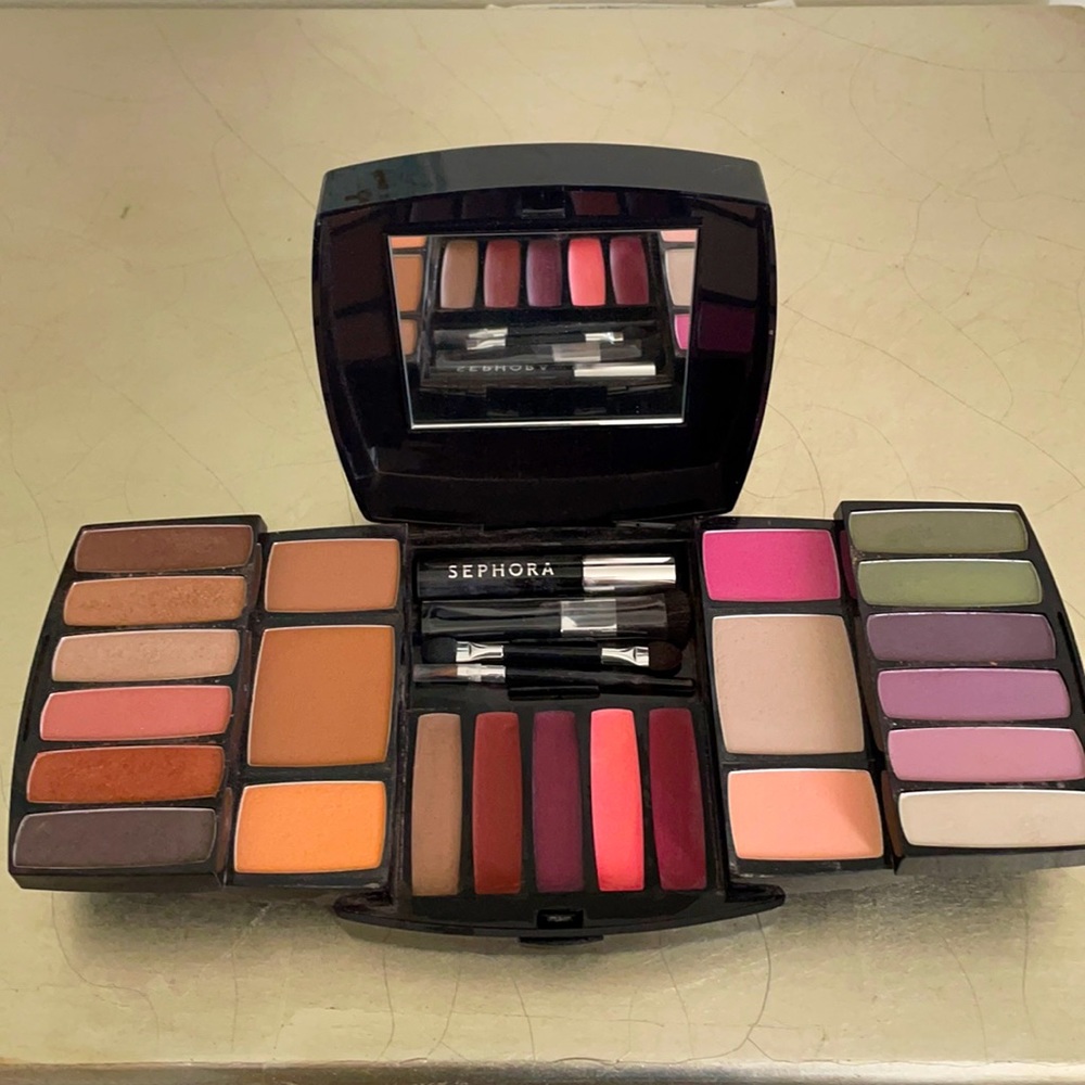 Sephora makeup kit (size: 4.5 by 5 inches)